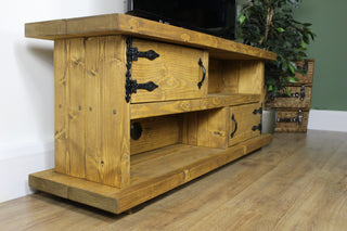 Experience the charm of the Bransgore Tv stand, a handcrafted and fully assembled masterpiece from the UK. With its rustic design crafted from chunky solid wood, this versatile Tv unit adds a touch of modern elegance to your home.