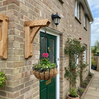 Elevate your outdoor space with our Gallow solid oak hanging basket bracket, adding rustic charm and durability to your garden decor. Handcrafted in the UK